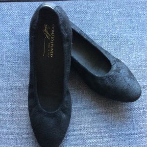 Donald J. Pliner Suede Flat 8.5